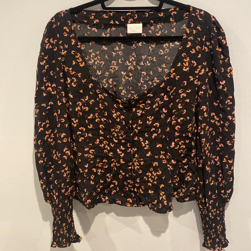 FLORAL BLOUSE SIZE MEDIUM